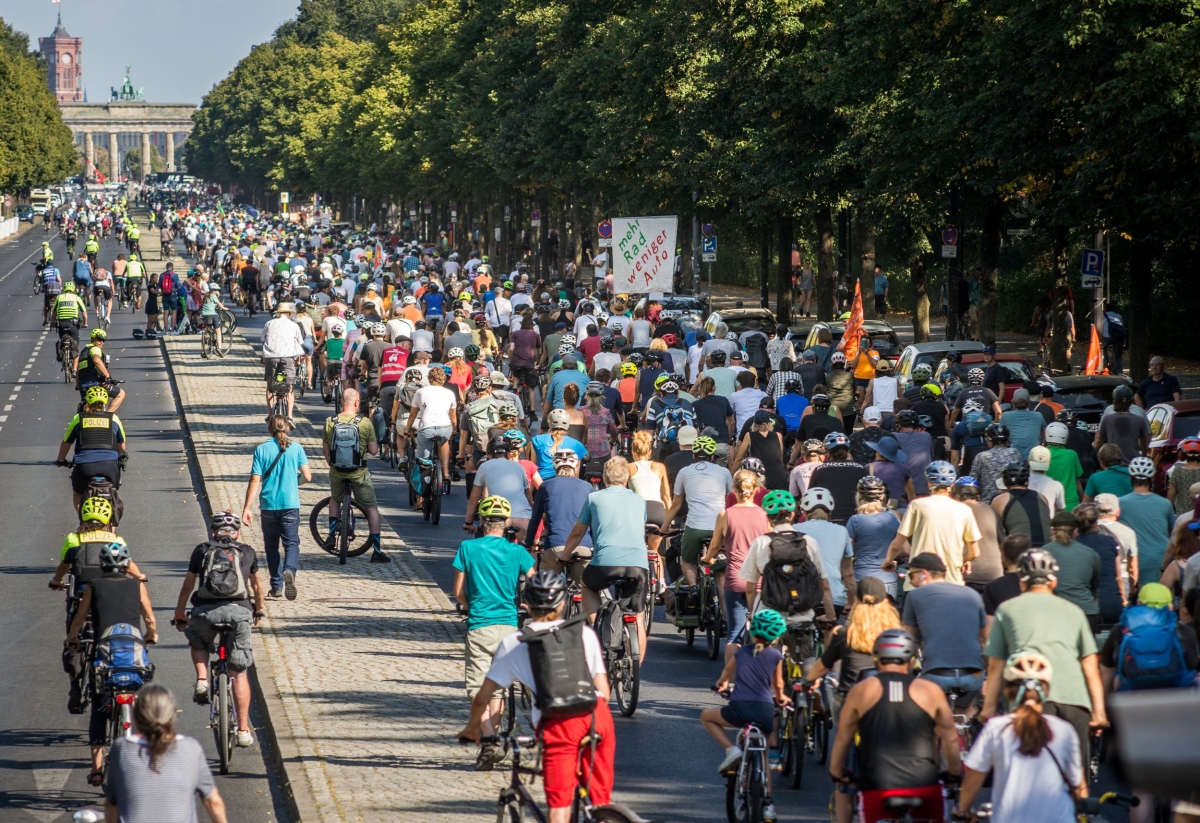 Viele Menschen fahren Rad auf der Straße